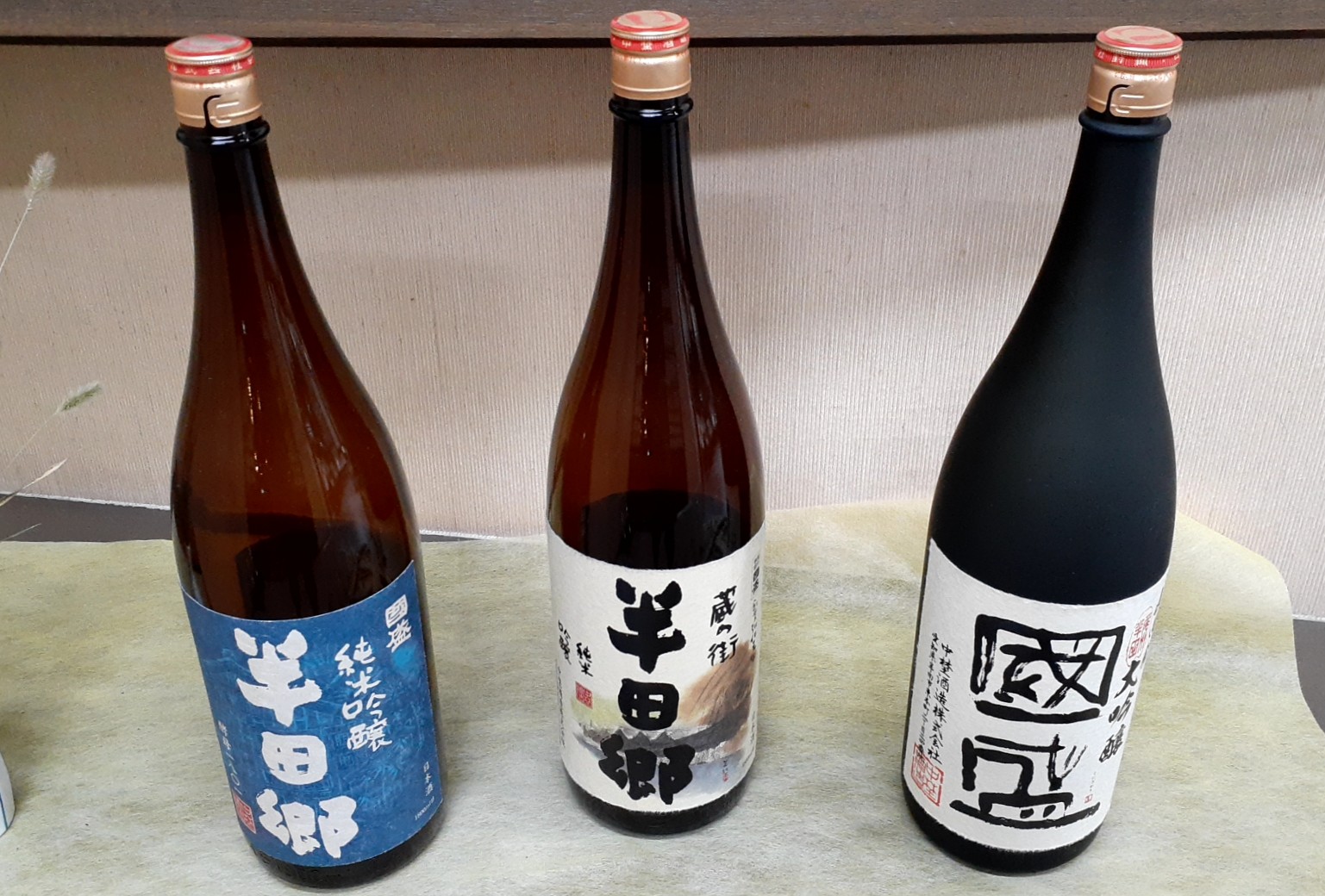 酒蔵に並ぶ日本酒の瓶