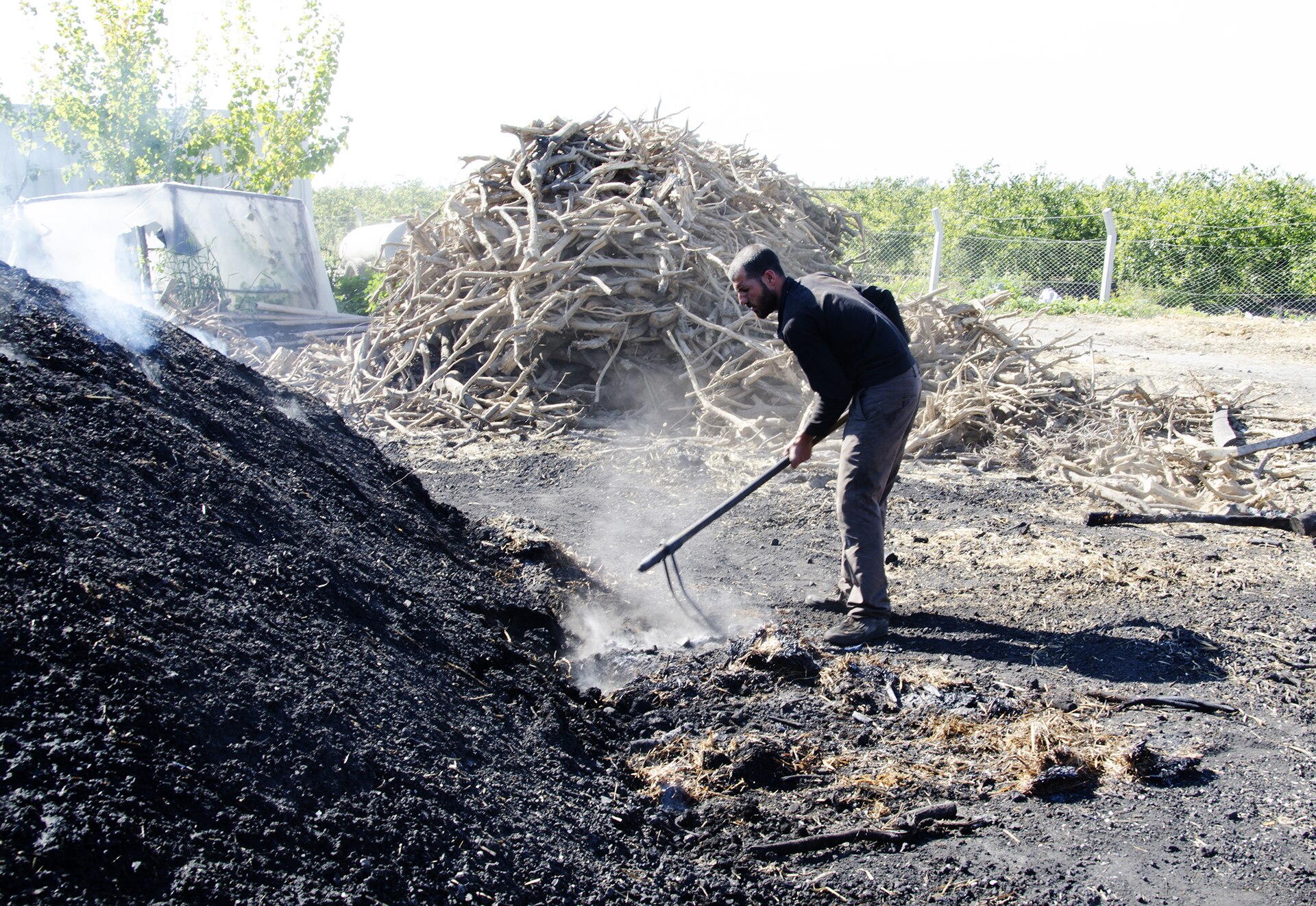 積まれた石炭とスコップ